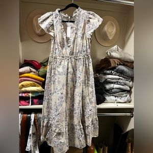 Flutter sleeve dress